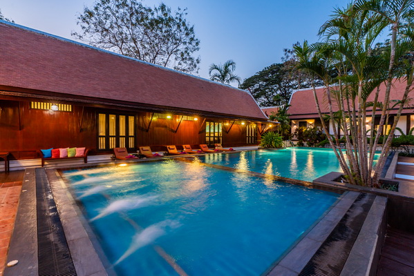 Swimming Pool & Jacuzzi